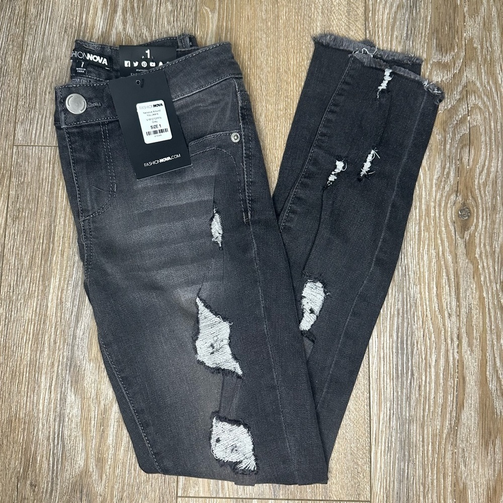 Fashion Nova black/Grey Wash Distressed Jeans size 1